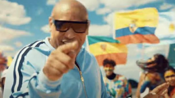 Desestiman canción de Gente de Zona para la Copa América por tener la bandera de Bolivia al revés