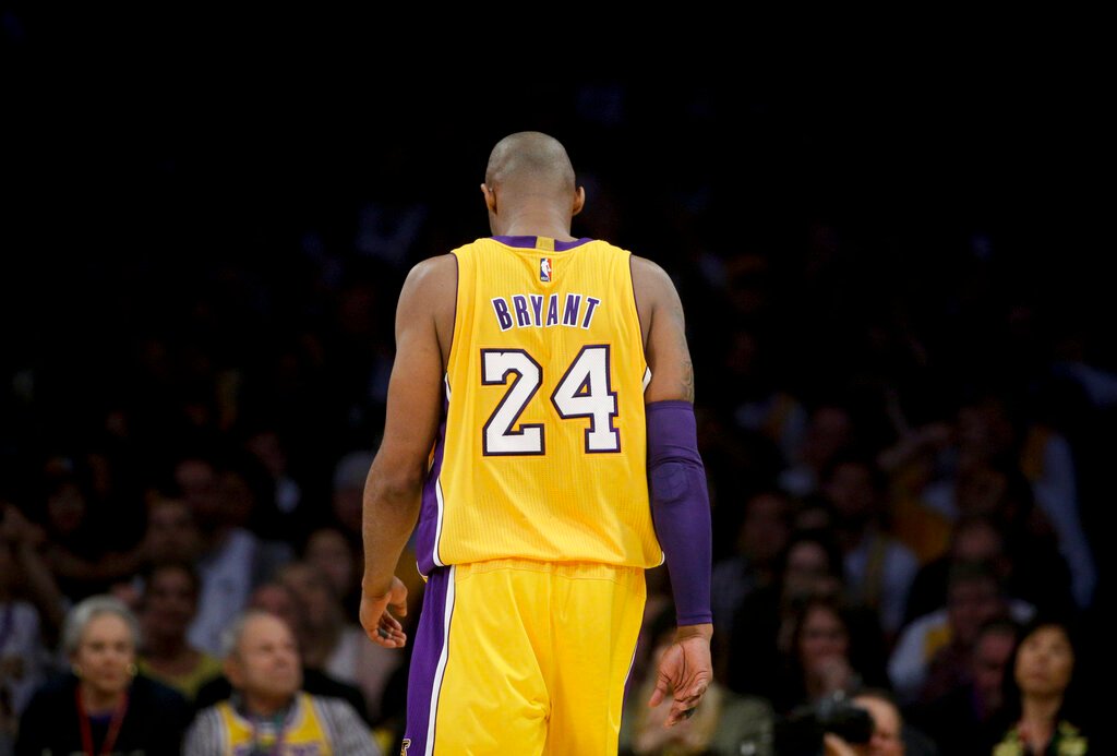 Kobe Bryant exaltado al salón de la fama de la NBA en un emotivo acto