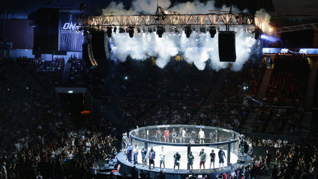 Luchadora venció a su rival con una insólita llave durante su debut en la MMA