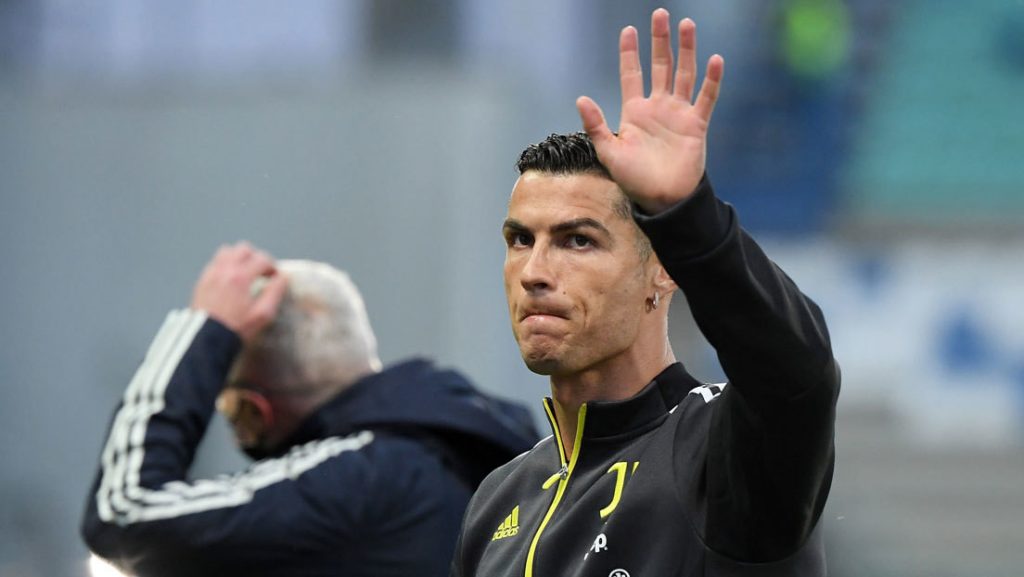 Venezolana subasta camiseta firmada por Cristiano Ronaldo para costear tratamiento del Covid-19