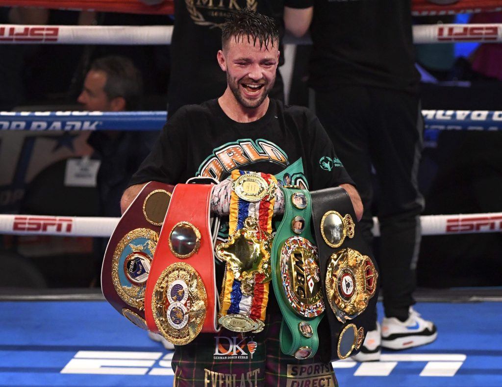 Josh Taylor gana sus cinturones en el ring, pero los pierde en el aeropuerto