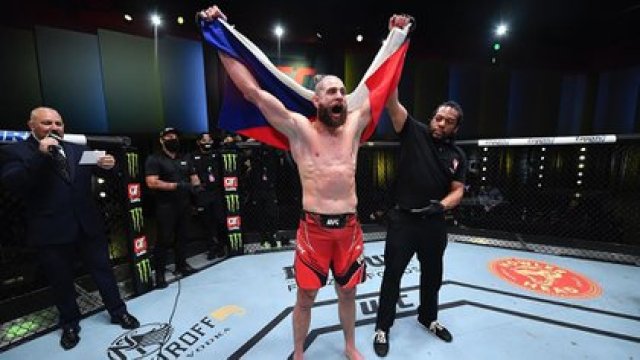 Brutal codazo al rostro para firmar uno de los mejores KOs del año en la UFC