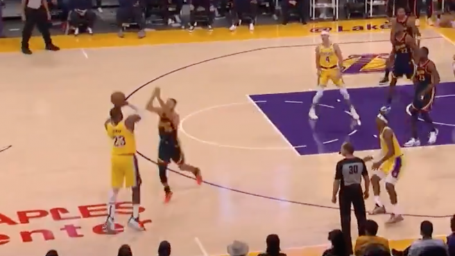 Un triple de LeBron James en la cara de Curry mete a los Lakers en playoffs de la NBA