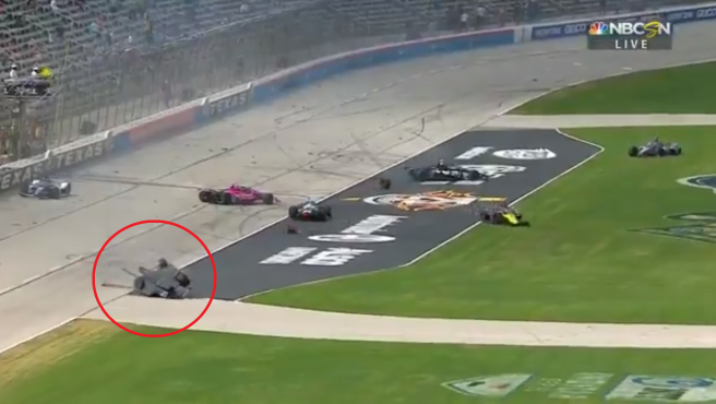 Escalofriante accidente en la Indycar: un coche recorre varios metros boca abajo