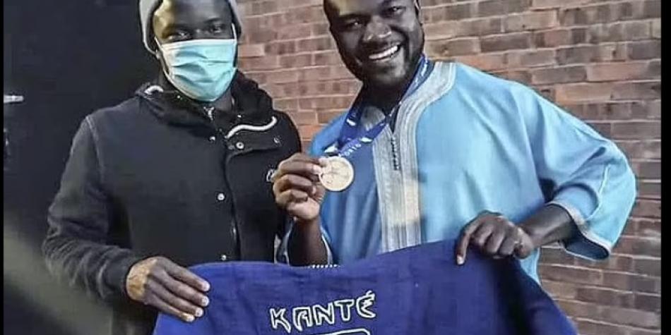 Kante volvió a dar clase de humildad: detallazo con hincha de Chelsea