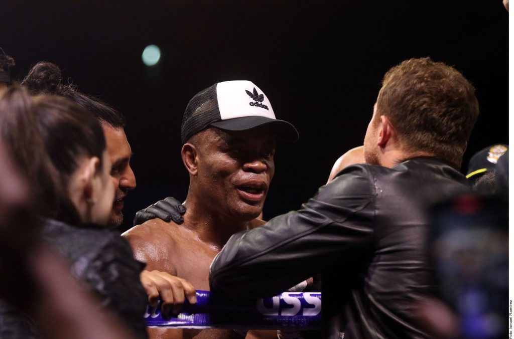 Anderson Silva se puso como un niño cuando Canelo Álvarez se acercó a felicitarlo en el ring