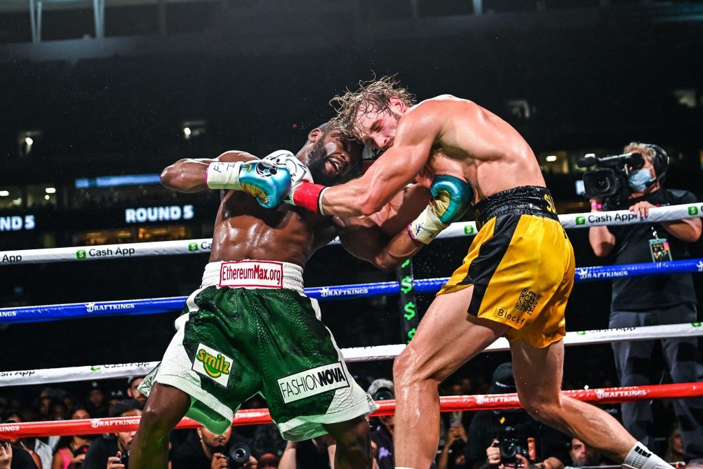 Mayweather ganó $30 millones de dólares por publicidades en su short durante pelea con Logan Paul