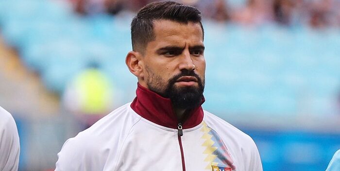 Presentador de VTV critica a Tomás Rincón por pedir buenas canchas para entrenar