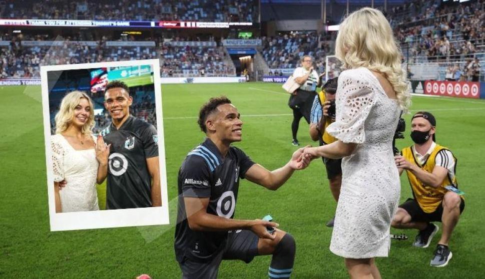 Un gol al corazón: mira a este jugador de fútbol pedirle casamiento a su novia en medio del campo de juego