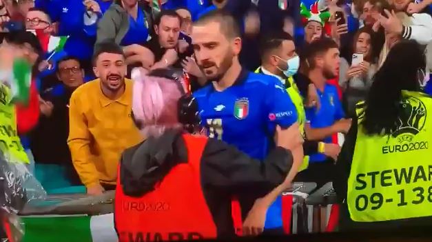 Oficial de seguridad confunde a Bonucci con un invasor de campo