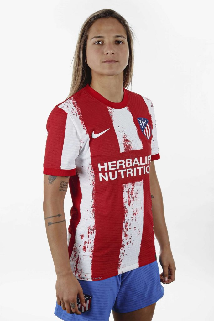 Deyna Castellanos es imagen del Atlético de Madrid en la presentación oficial de su nueva indumentaria