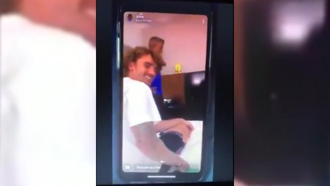 "Todas estas caras feas, solo para que puedas jugar": las burlas racistas de Dembélé y Griezmann con el personal de un hotel