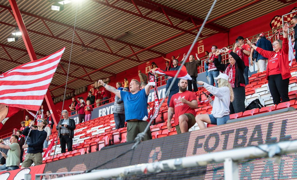 Escándalo en Noruega: Jugadores del Brann organizaron orgía en el estadio