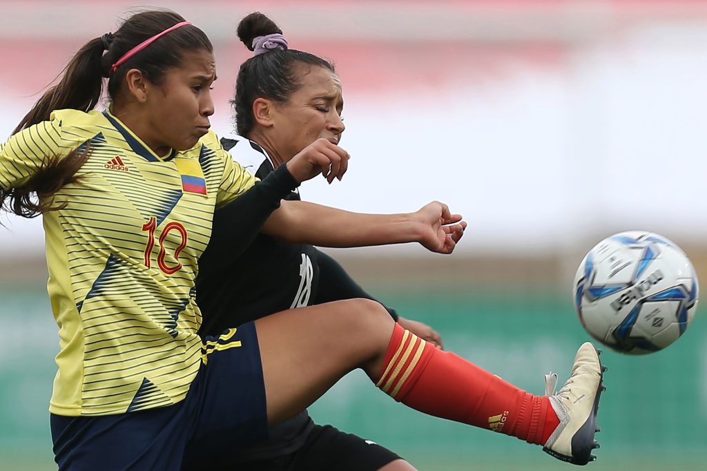 Fútbol femenino: le propinó un brutal puñetazo a una rival que la mandó al quirófano