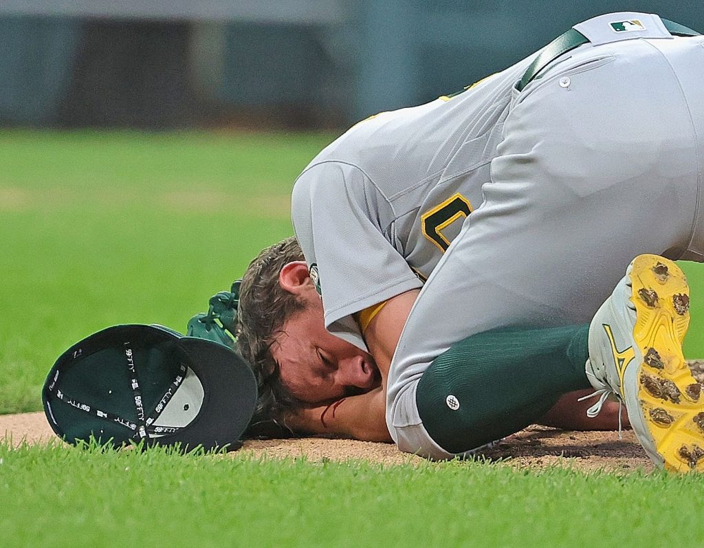 Pitcher de los Atléticos de Oakland fue hospitalizado tras recibir un pelotazo en el rostro