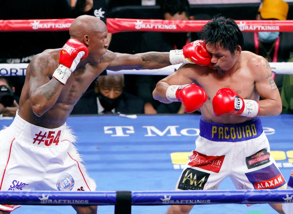 Pacquiao aún no puede abrir los ojos tras la brutal golpiza de Yordenis Ugas