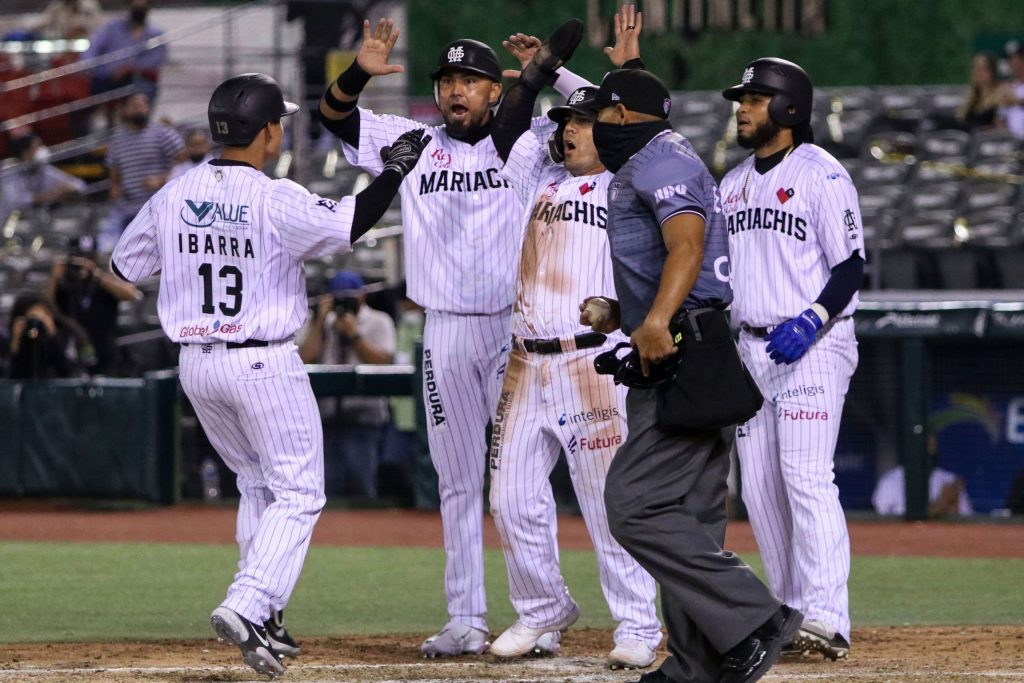 Video: Beisbolista mexicano Christian Ibarra recibió un escalofriante pelotazo en la cara