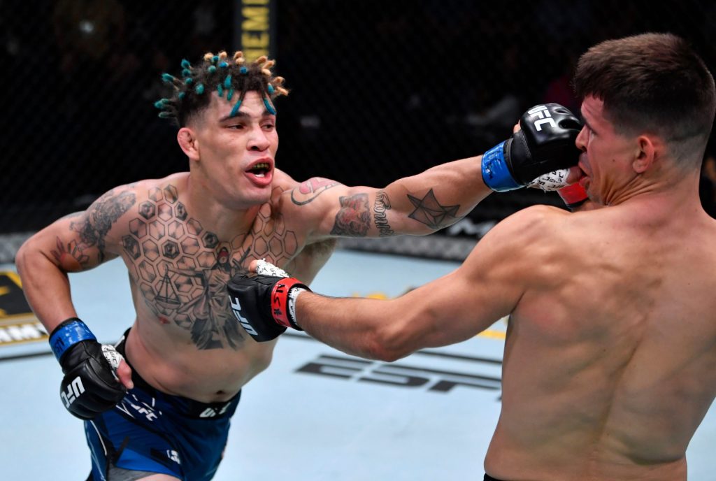 Imperdible: Luchador de UFC le da una paliza a un ladrón que intentó robarlo