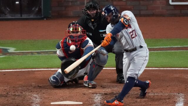 José Altuve disparó su cuadrangular 23 en la postemporada y quedó a seis del récord de Manny Ramírez