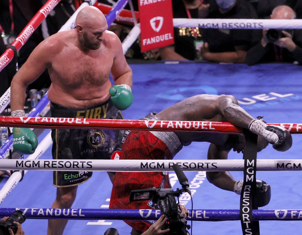 Tyson Fury gana la trilogía de los completos al noquear a Deontay Wilder en 11 trepidantes rounds
