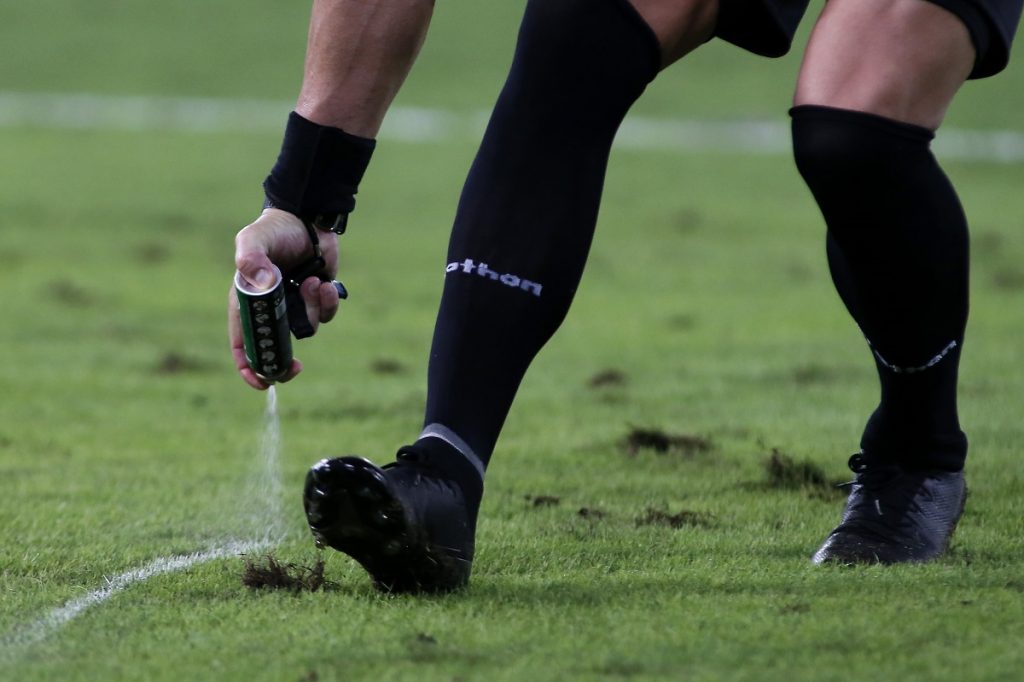 El argentino que creó el aerosol 9.15 le ganó $120 millones de dólares a FIFA por la violación de la patente
