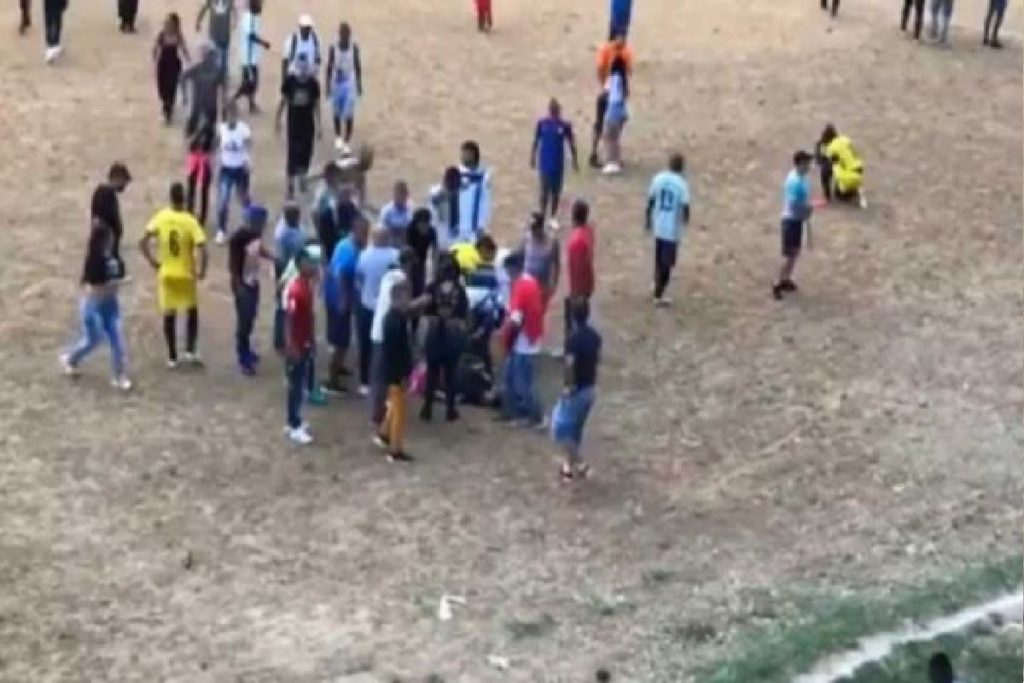 Bandas de narcos se enfrentan a balazos en pleno partido y matan a director técnico y juez de línea