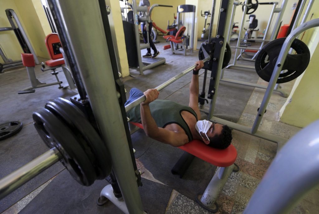Joven muere aplastado por aparato de más de 650 libras en gimnasio de México