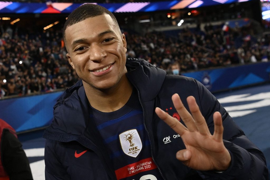 Mbappé demuestra su lado más tierno: adoptó un oso panda bebé