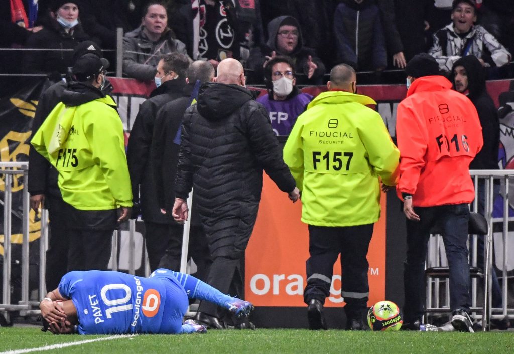 Fanáticos del Lyon pegaron un botellazo en la cara a jugador del Marsella