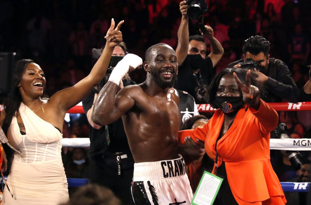 Terence Crawford le pone presión a Canelo: noquea a Shawn Porter y celebra con una cumbia en el ring