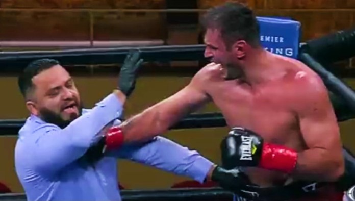Boxeador golpea a árbitro cuando frenó el combate