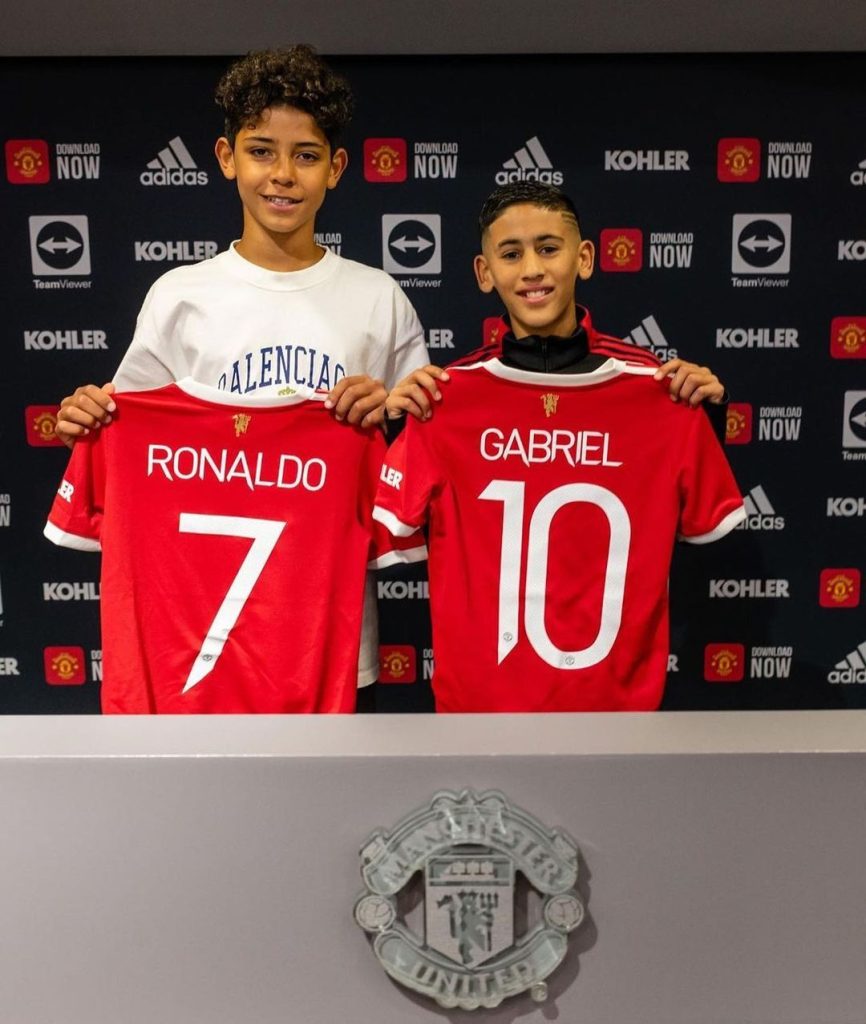 Ronaldo Jr. con la camiseta del Manchester United en el anuncio de su fichaje. Foto: cortesía