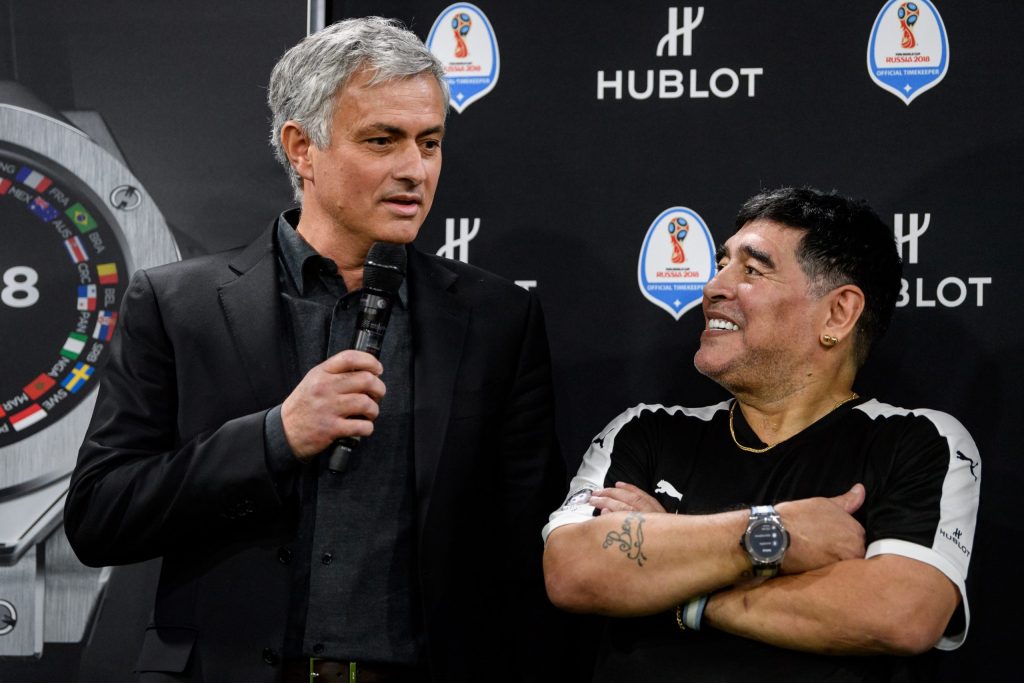 Gesto inolvidable: José Mourinho hace sentido homenaje a Maradona antes del duelo de la Roma contra el Napoli