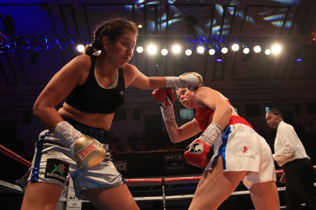 Terrible: Boxeadora mexicana se encuentra en estado de coma tras ser brutalmente noqueada