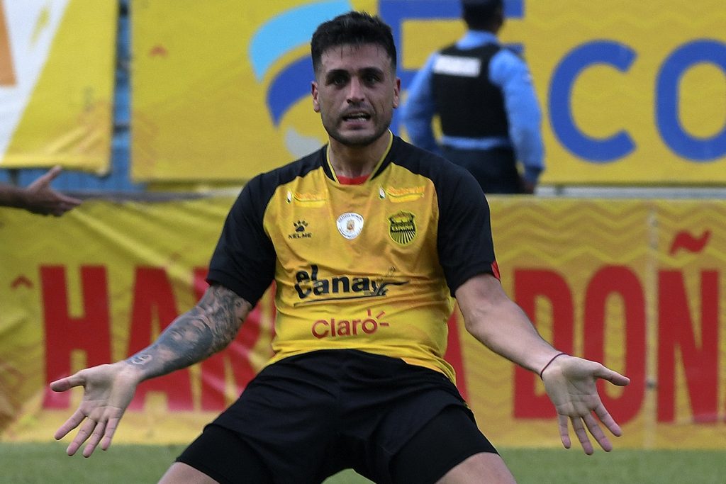 Suspendieron a jugador argentino por mostrar los genitales en la final del fútbol de Honduras