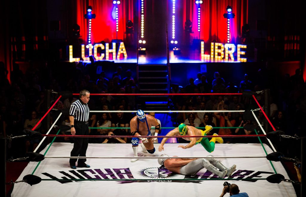 Insólito: Luchador pierde la cabeza y agrede a un fanático
