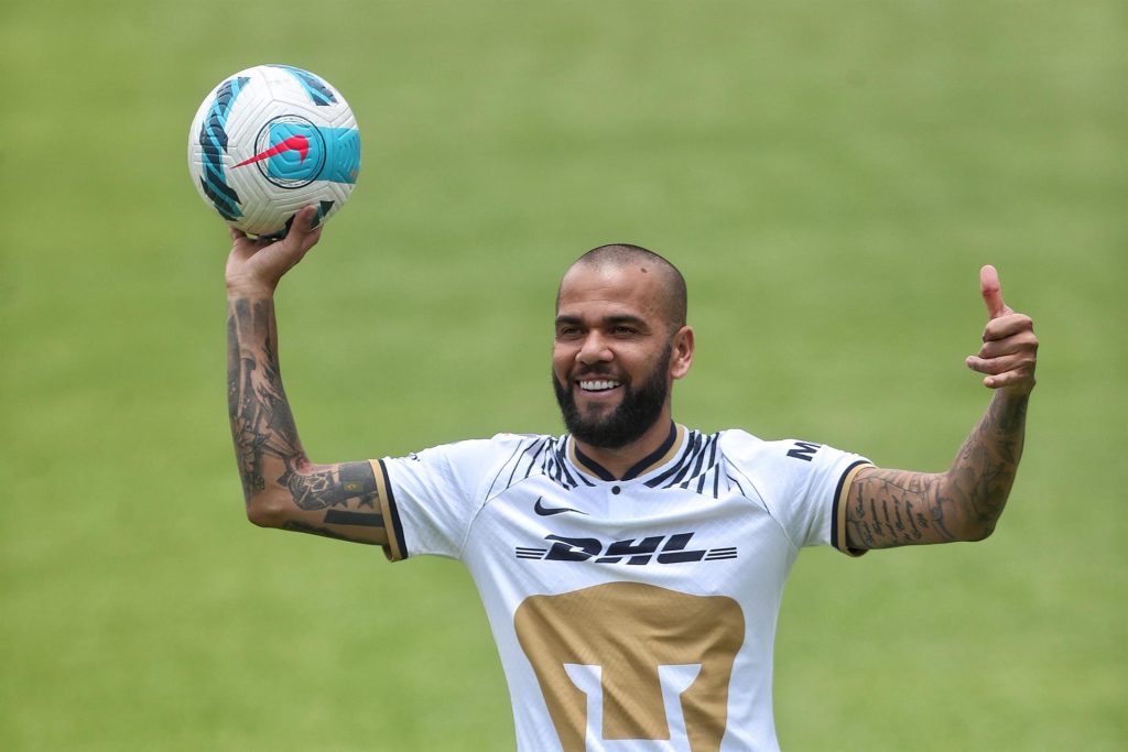 Dani Alves desata la euforia entre la afición de Pumas: “Vengo a hacer historia”