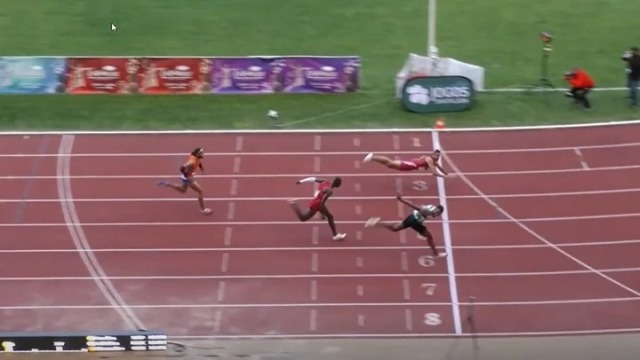 Todo por ganar: Se tiró de cabeza para ganar una carrera