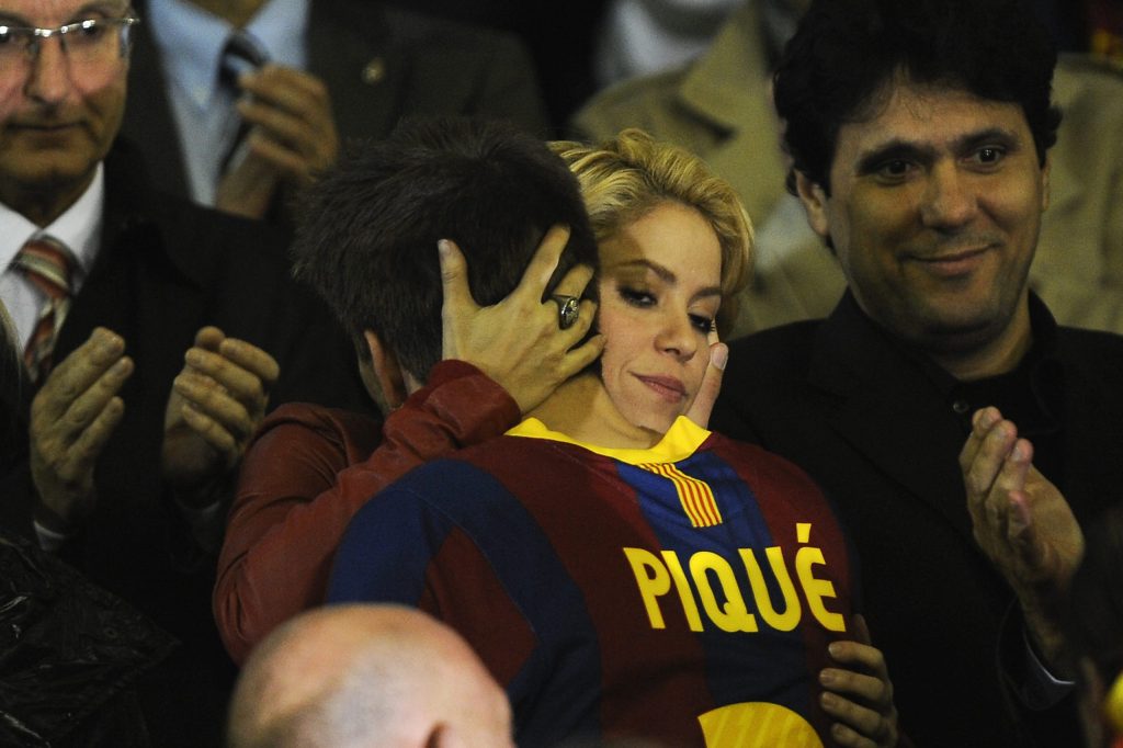 Novia de Piqué presume cuerpazo en ropa interior e insisten en su parecido a Shakira