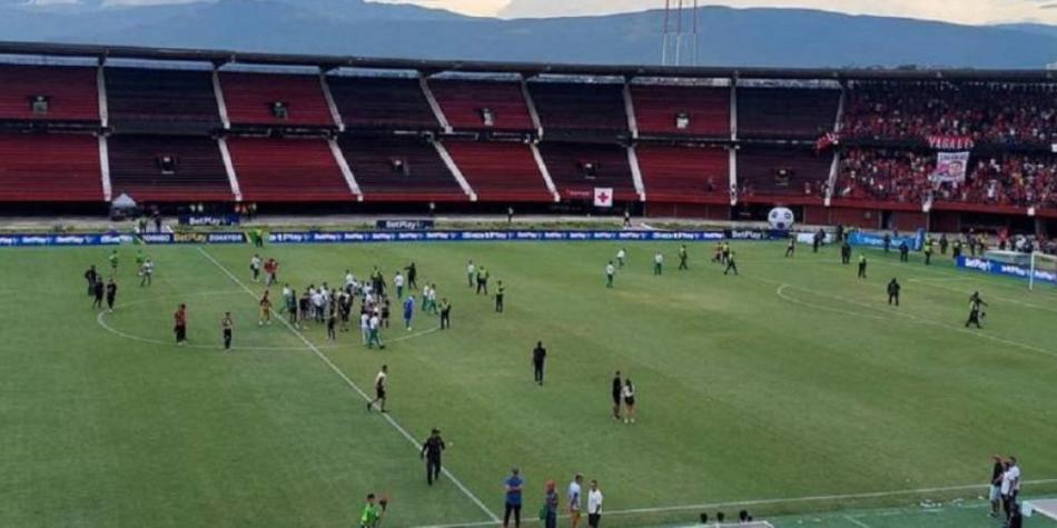 Hinchas del Cúcuta invadieron terreno de juego molestos por malos resultados