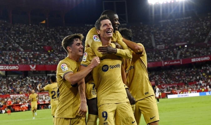 El Barcelona golea, gusta y se divierte en su visita a Sevilla