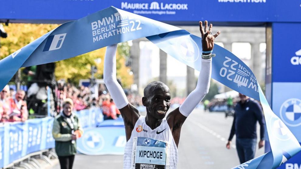 Kipchoge bate el récord del mundo de maratón que él mismo tenía y se acerca a la marca de dos horas