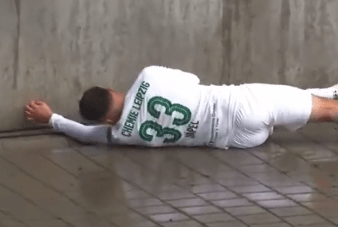 Futbolista se estrelló contra un muro y queda inconsciente en pleno partido