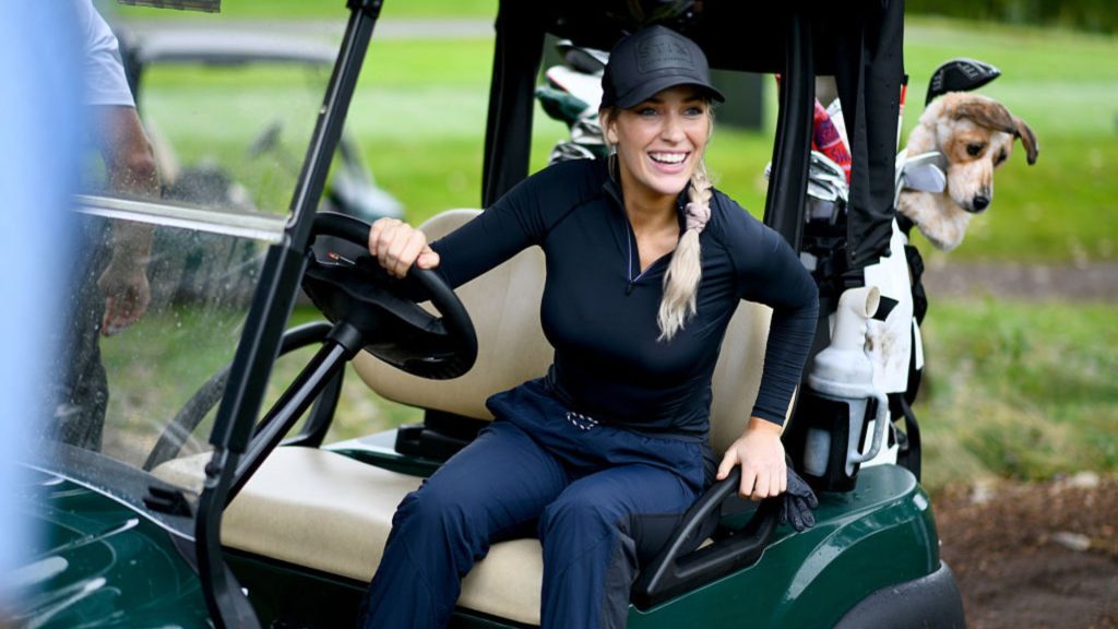 Mujer se queja de no ser tomada en serio por guapa, pero triunfa en el golf y con su nuevo calendario