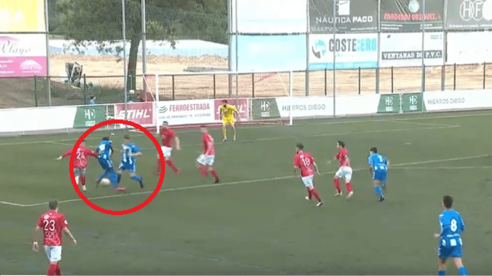 El penalti más escandaloso del año: chocan dos compañeros