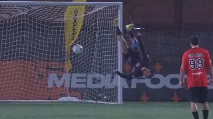 Jugador ruso realizó una acrobacia al momento de patear un penal