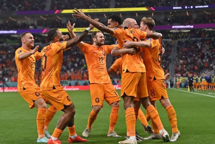 Países Bajos inicia con buen pie el Mundial al ganar con goles al final del partido