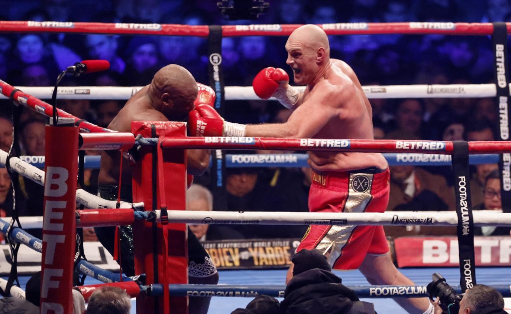 Tyson Fury se impone sin sorpresas a Derek Chisora por nocaut técnico y lanza amenaza a Oleksandr Usyk