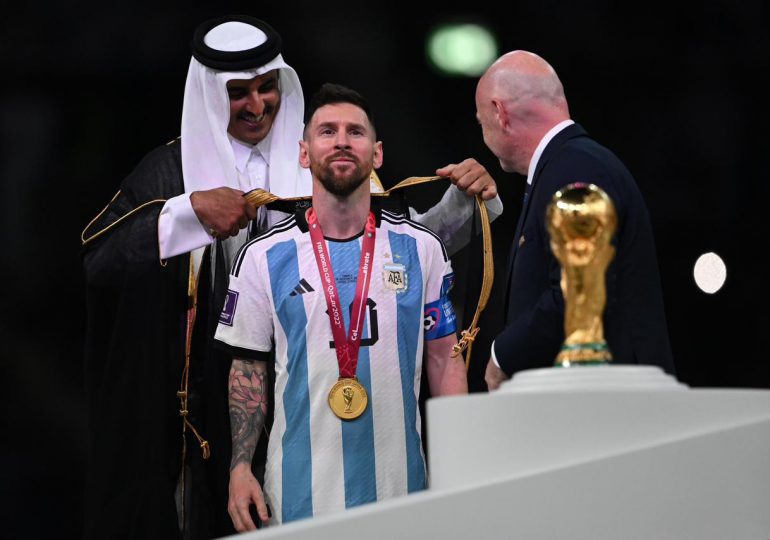 El significado de la túnica que llevaba Messi al levantar la Copa del Mundo