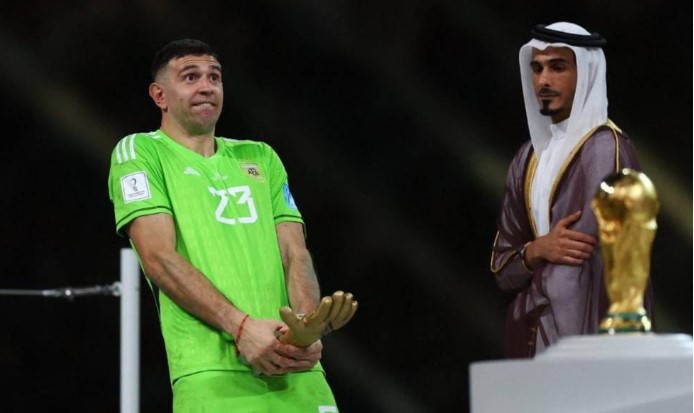 Dibu Martínez: el polémico gesto que se hizo viral luego de ganar el Mundial Qatar 2022